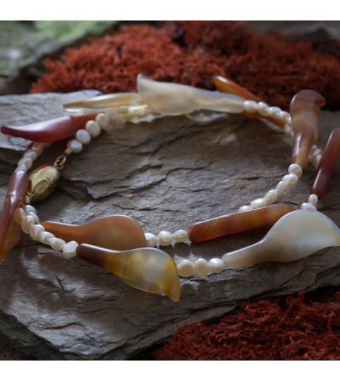 Perlenkette mit Karneol-Blüten