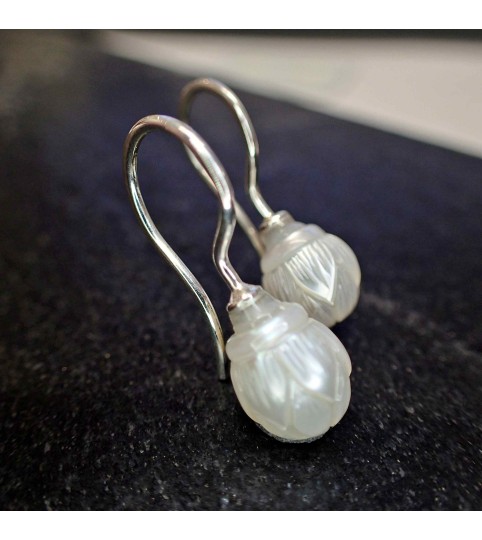 Perlohrringe mit gravierter Perle in weiß