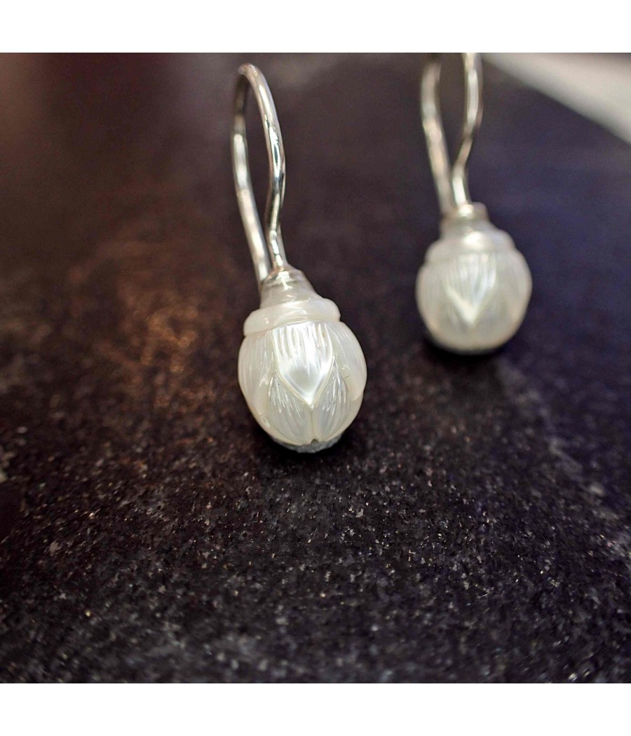 Perlohrringe mit gravierter Perle in weiß