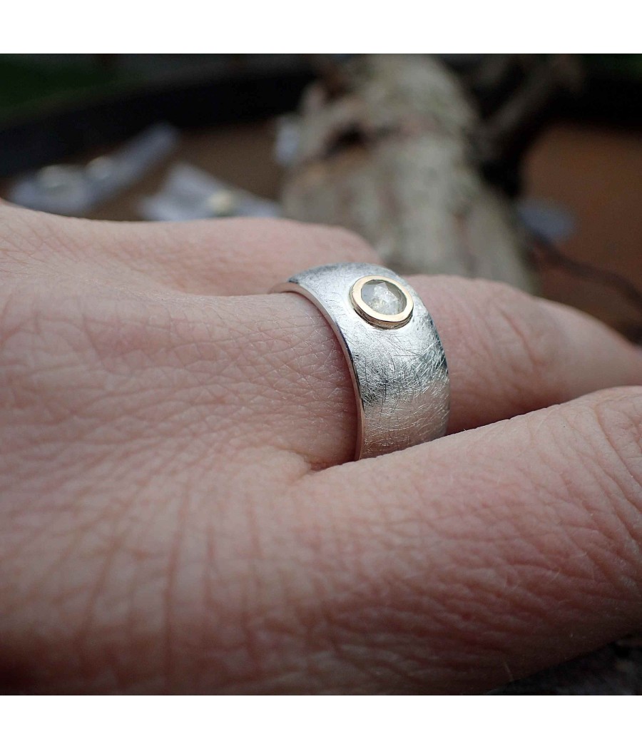 Tragefoto: kräftiger Ring mit weißer Diamantrose gefasst in Gelbgold