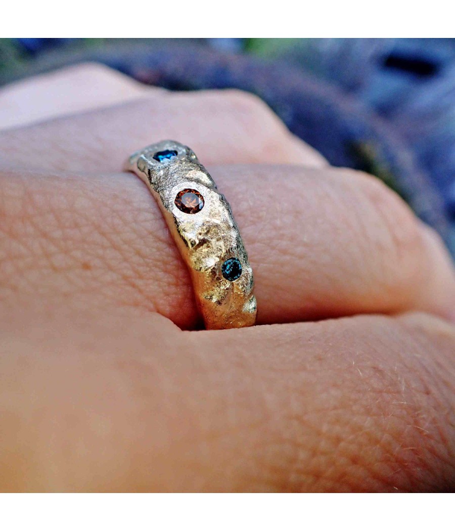 an der Hand: Konfetti-Ring aus Gelbgold mit bunten Brillanten