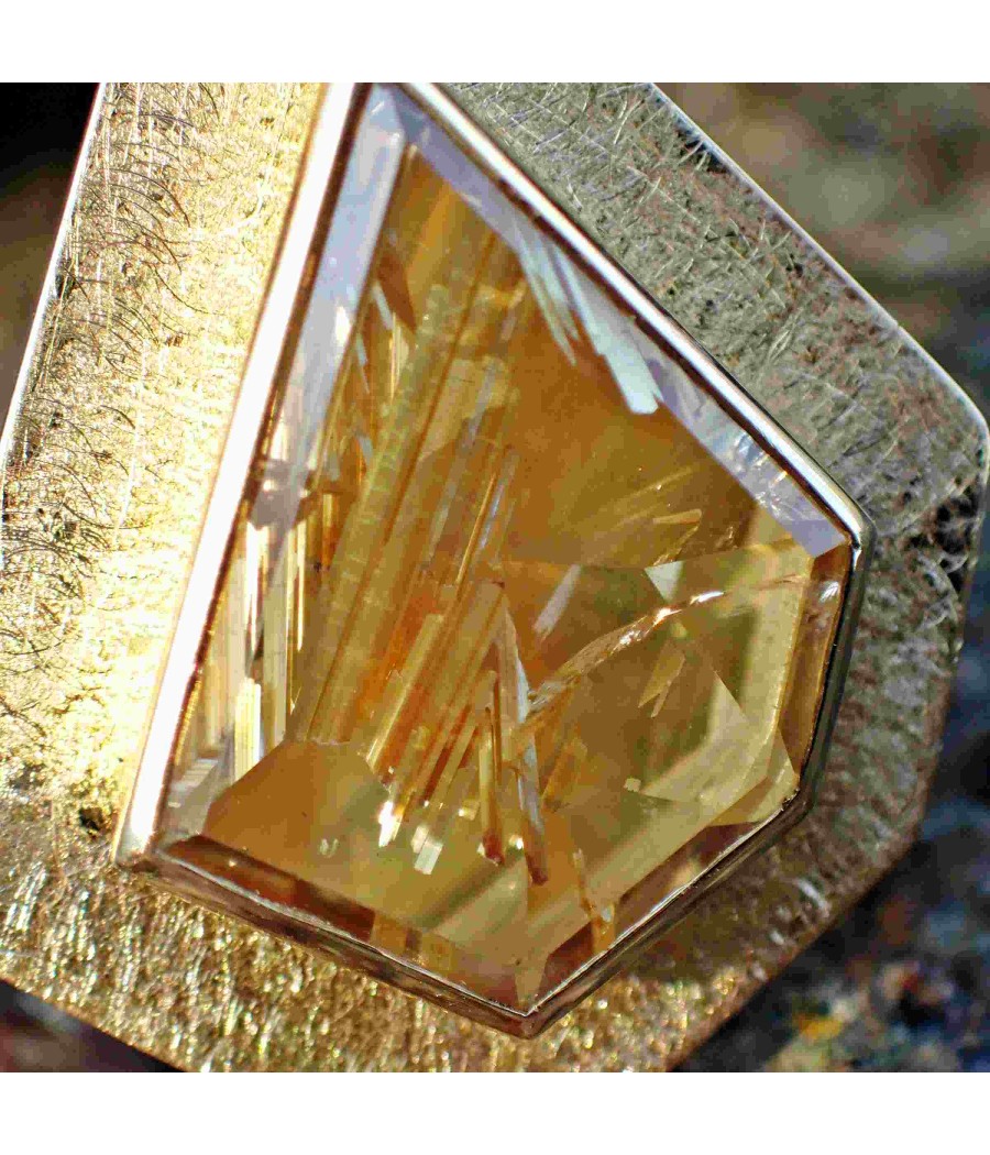 Detail: Ein Drache aus Gold mit einem ganz besonderen Stein