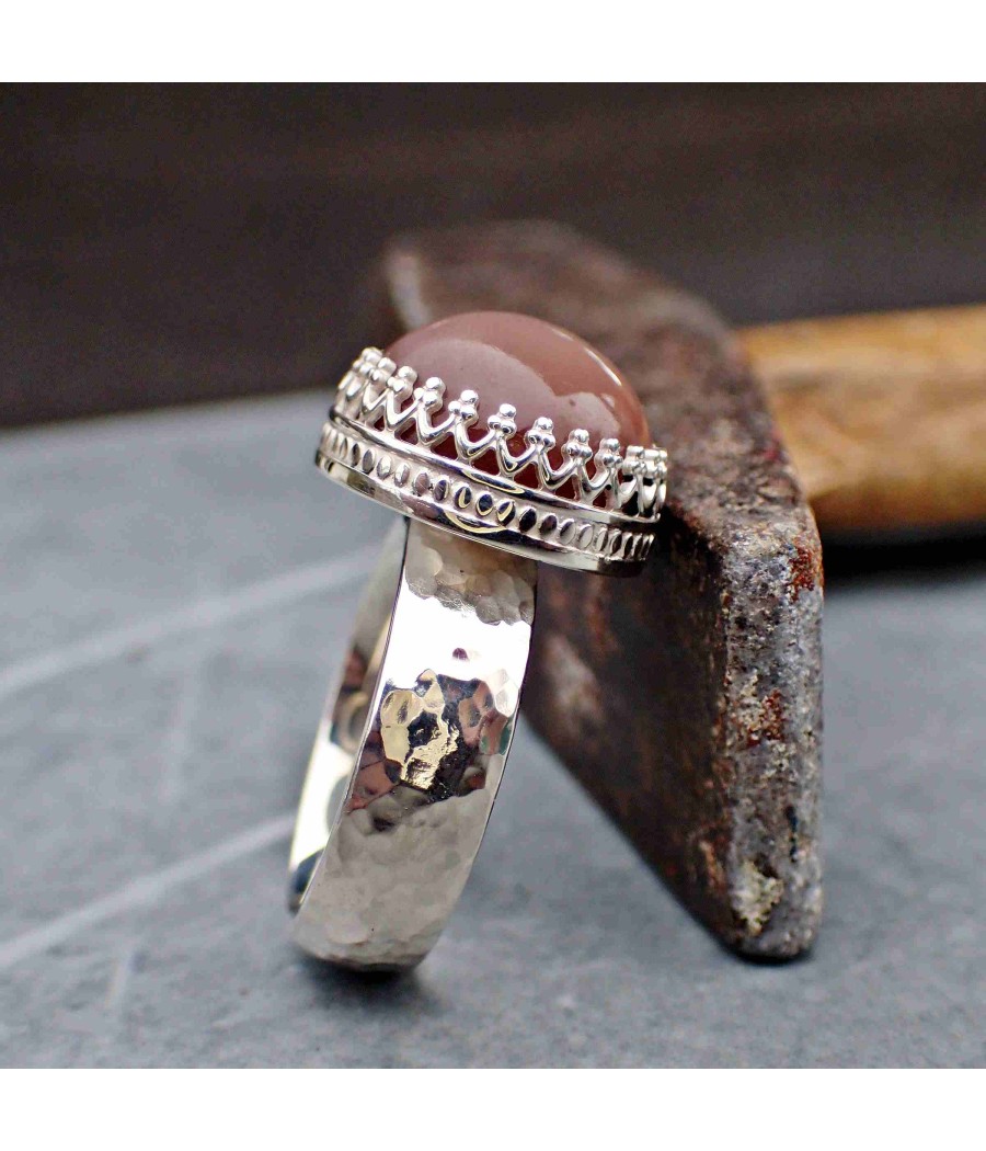 geschmiedeter Ring aus Silber mit braunem Mondstein in Krönchenfassung