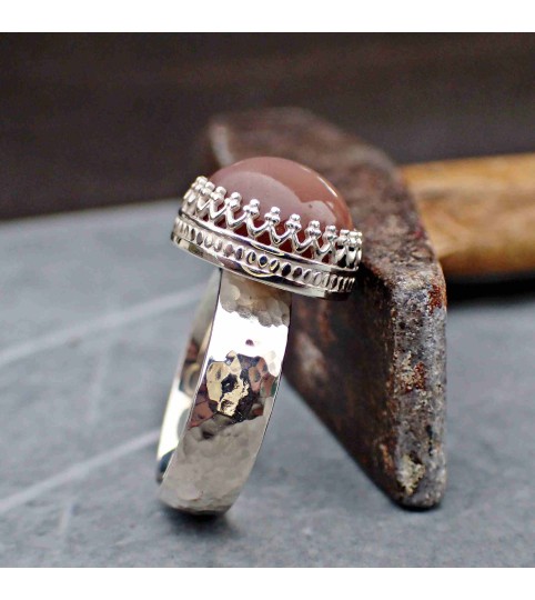 geschmiedeter Ring aus Silber mit braunem Mondstein in Krönchenfassung
