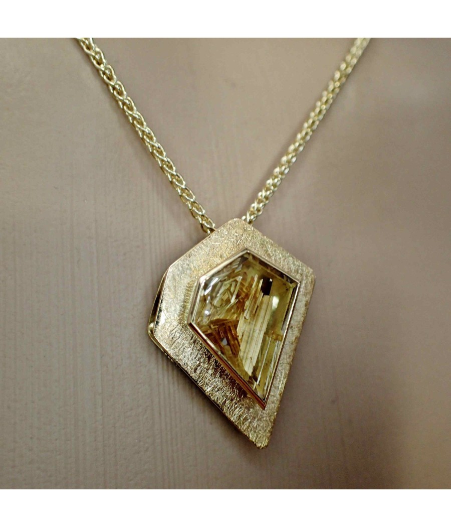 Ein Drache aus Gold mit einem ganz besonderen Stein
Hier mit Zopfkette