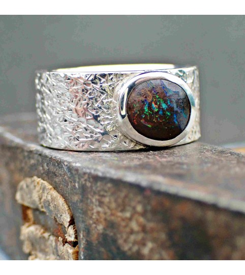 Geschmiedeter Ring mit Matrix-Opal