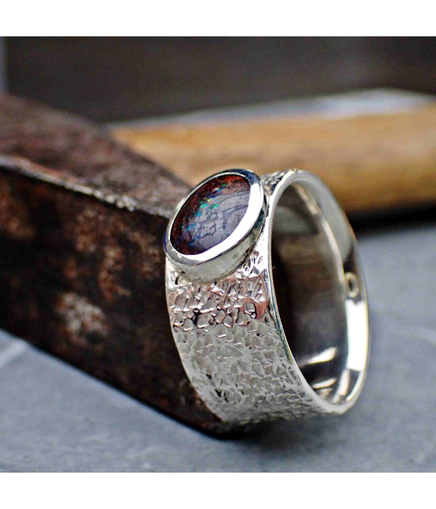 Geschmiedeter Ring mit Matrix-Opal