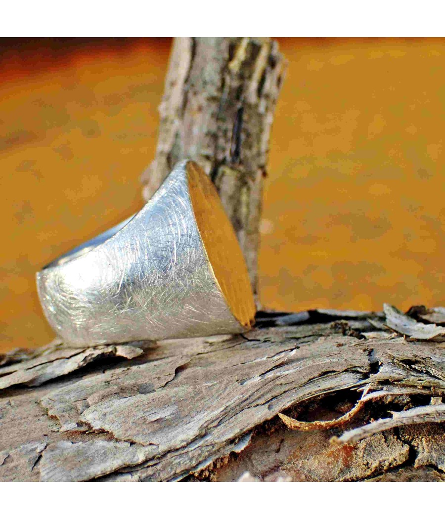 Statement-Ring aus Silber mit strukturiertem Gold