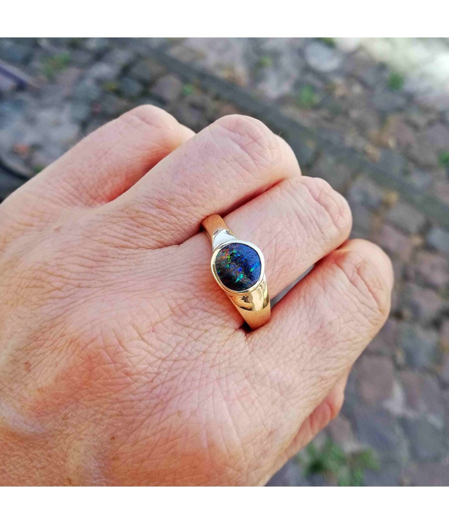 Tragebild: asymmetrischer Ring aus Gelbgold mit Matrix-Opal