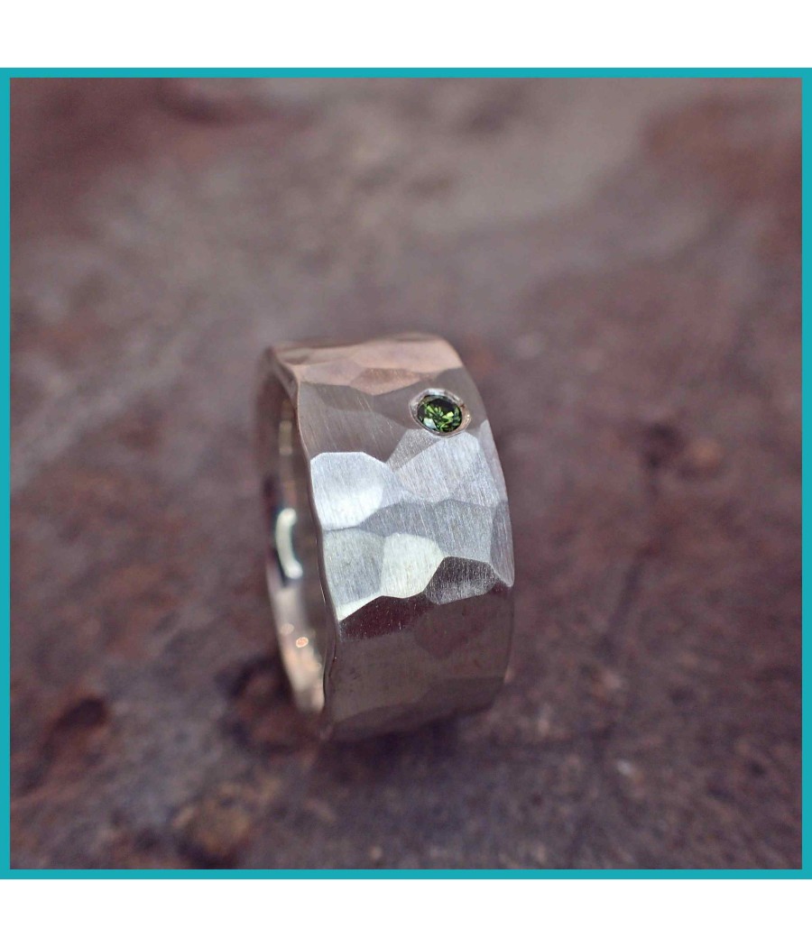 Stark geschmiedeter Ring mit grünem Brillant