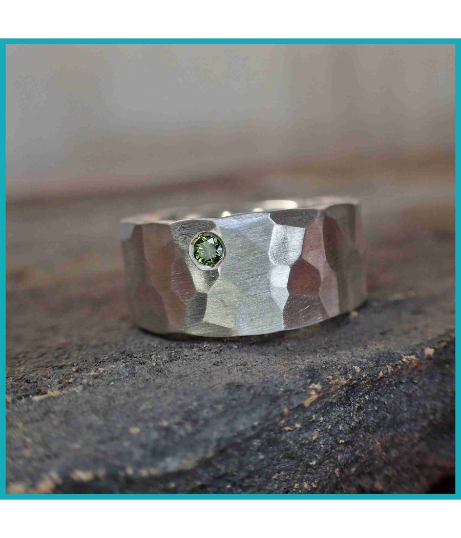 Stark geschmiedeter Ring mit grünem Brillant