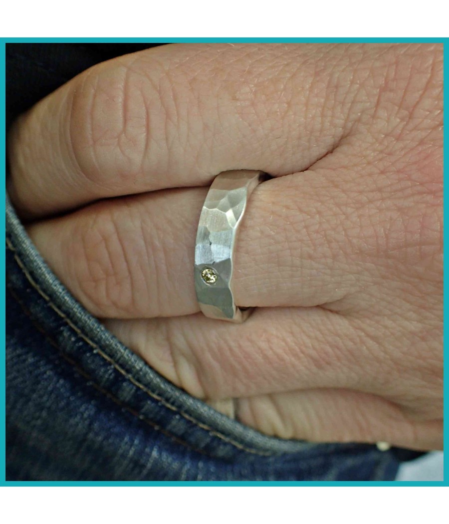 Tragebild:
Stark geschmiedeter Ring mit gelbem Brillant