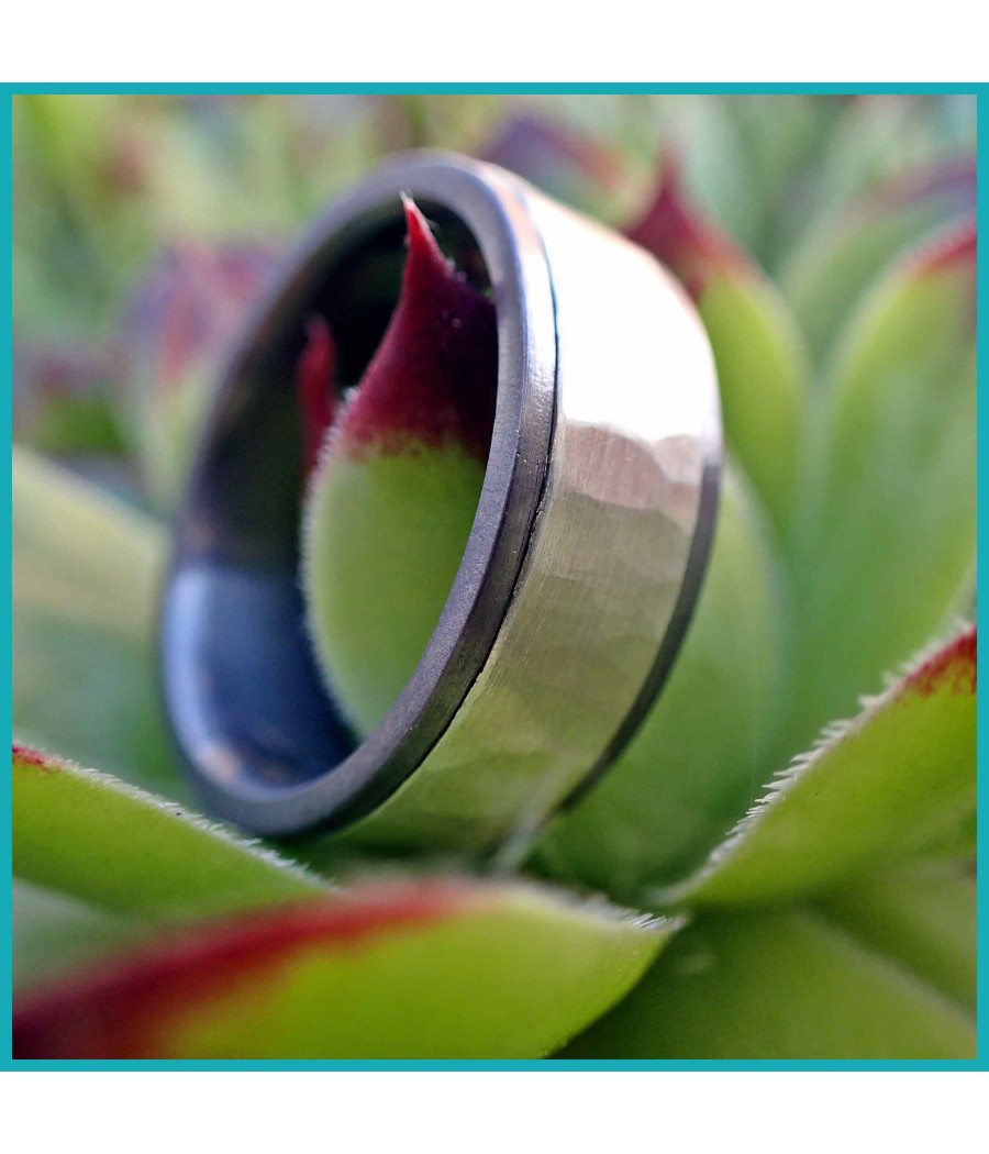 Ring aus Tantal mit einer Einlage aus Silber