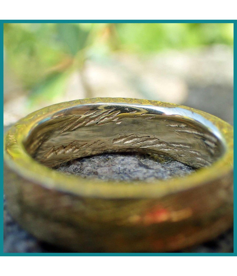 Detail innen: 
Gelbgoldener Ring gegossen in Ossa Sepia